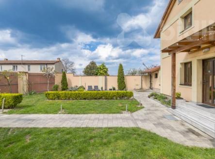Vícegenarační RD 7+2kk s fitkem a bazénem, Postřižín | Prodej - dům/vila, 285 m²