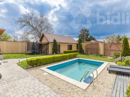 Vícegenarační RD 7+2kk s fitkem a bazénem, Postřižín | Prodej - dům/vila, 285 m²