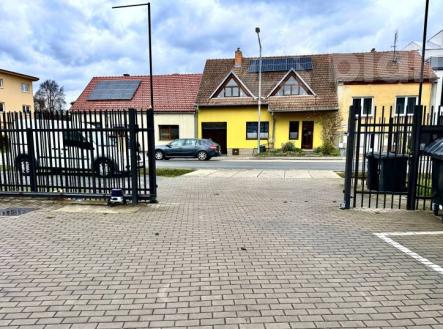 Pronájem pozemku 942m u Brna s halou. | Pronájem - obchodní prostor, 80 m²