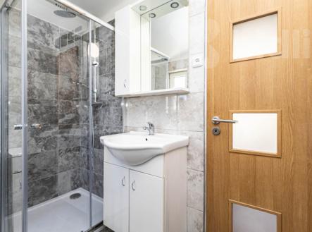 Soubor nemovitostí : RD 140 m2 + objekt 194 m2 | Prodej - komerční objekt, výroba, 235 m²
