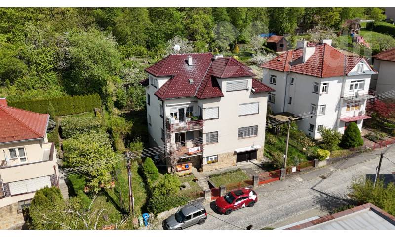 Polovina vily - byt 6+1,  půda, garáž, zahrada