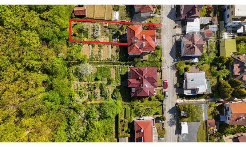 Polovina vily - byt 6+1,  půda, garáž, zahrada