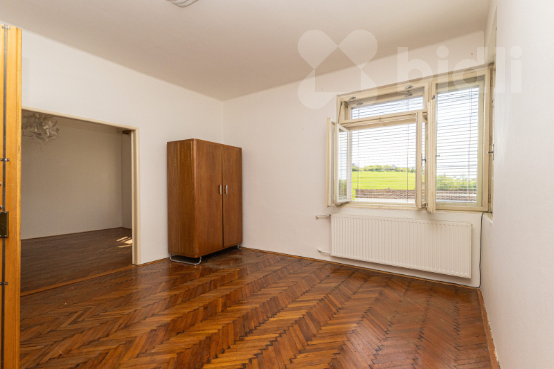 Polovina vily - byt 6+1,  půda, garáž, zahrada - Luhačovice