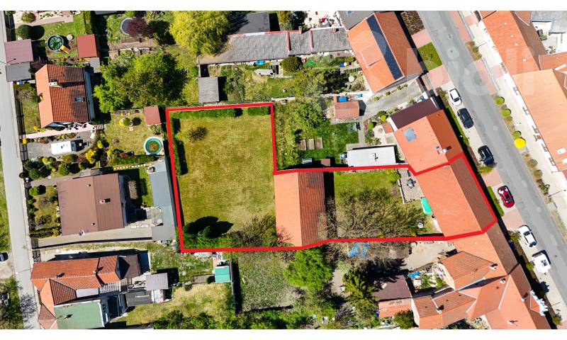 Top investice i bydlení u Prahy: RD Sadská, pozemek a schválená výstavba RD až se 3 byt. jednotkami.