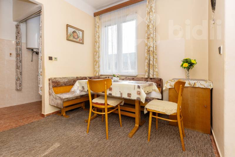 Prodej domu 4+1 se zahradou, Třebeš