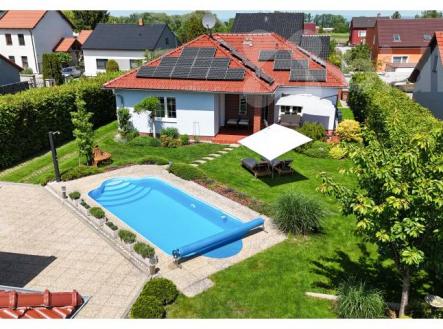 Moderní přízemní dům 3+1 bazén, fotovoltaika, dvojgaráž - Skrbeň | Prodej - dům/vila, 165 m²