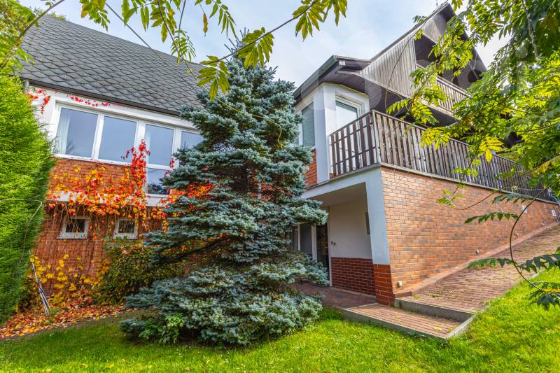 Zvole u Prahy,energeticky soběstačný dům 6+1e saunou a bazénem, vzrostlá zahrada, pozemek 813 m2