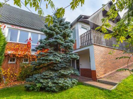 Zvole u Prahy,energeticky soběstačný dům 6+1e saunou a bazénem, vzrostlá zahrada, pozemek 813 m2 | Prodej - dům/vila, 280 m²