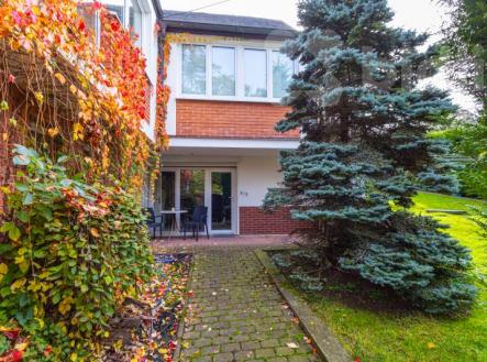 Zvole u Prahy,energeticky soběstačný dům 6+1e saunou a bazénem, vzrostlá zahrada, pozemek 813 m2 | Prodej - dům/vila, 280 m²
