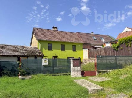 Pohled na dům od ulice | Prodej - dům/vila, 95 m²