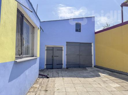 Dvůr domu | Prodej - dům/vila, 160 m²