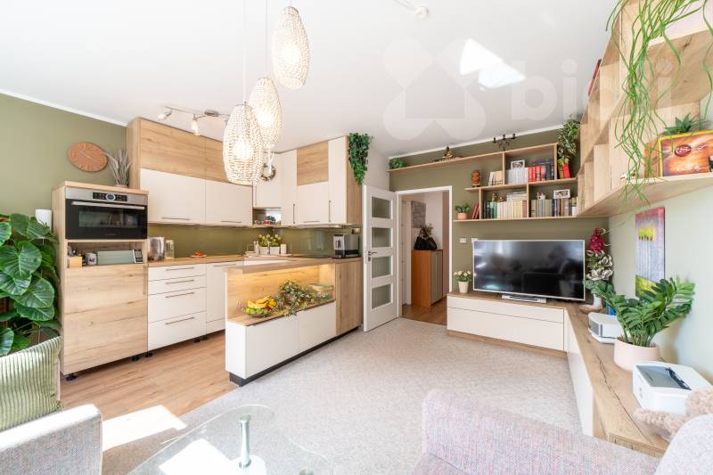 Pronájem zařízeného bytu 2+kk s lodžií a garáží - Praha, Troja