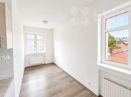 Pronájem kancelářských prostor 168 m2 s balkonem a možností parkování | Pronájem - kanceláře, 168 m²