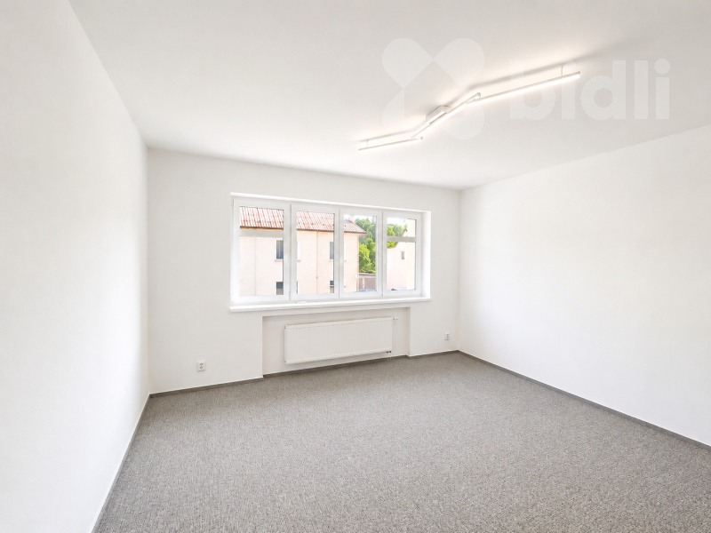 Pronájem kancelářských prostor 168 m2 s balkonem a možností parkování
