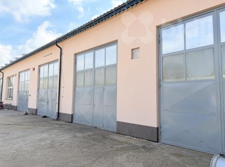 Pronájem výrobní haly 445 m2 v komerčním areálu v Pečkách | Pronájem - výrobní prostor, 445 m²