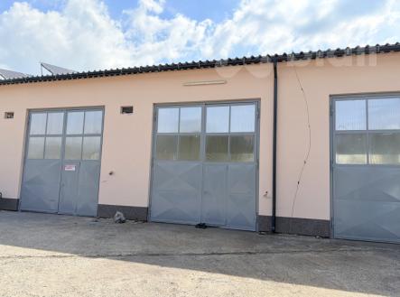 Pronájem výrobní haly 445 m2 v komerčním areálu v Pečkách | Pronájem - výrobní prostor, 445 m²