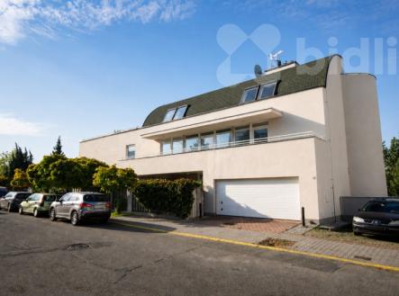 pohled na dům z ulice | Pronájem - dům/vila, 379 m²