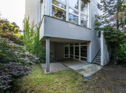 pohled ze spodní zahrady | Pronájem - dům/vila, 379 m²