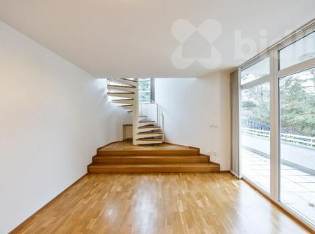 boční malé schodiště z pracovny do ložnice | Pronájem - dům/vila, 379 m²