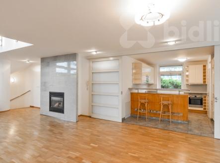 7+kk s bazénem a terasami a 4 parkovacími místy | Pronájem - dům/vila, 379 m²