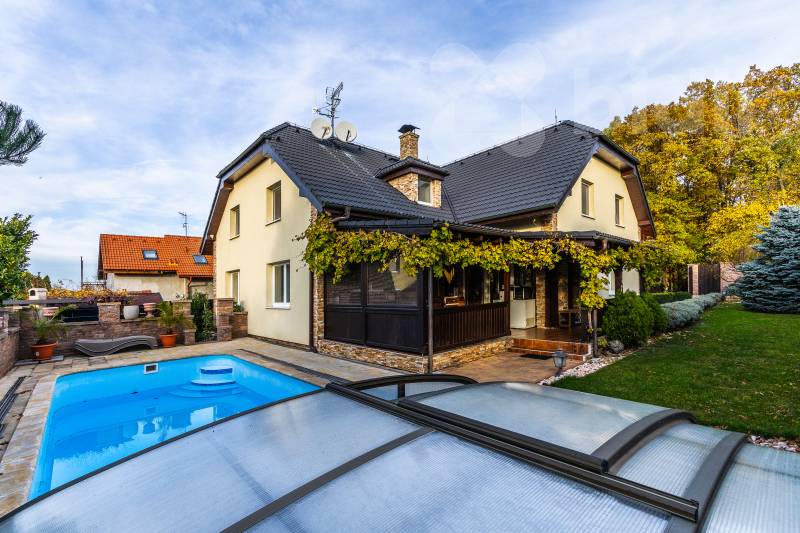 Moderní rodinný dům v srdci Předboje: Ulice Pod Hřištěm