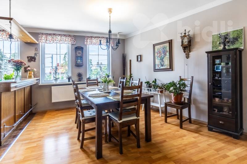 Výjimečný rodinný dům 248 m2 s výnosovou restaurací- Praha 8, Kobylisy