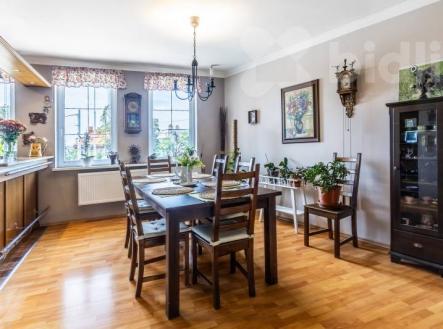 Výjimečný rodinný dům 248 m2 s výnosovou restaurací- Praha 8, Kobylisy | Prodej - dům/vila, 247 m²