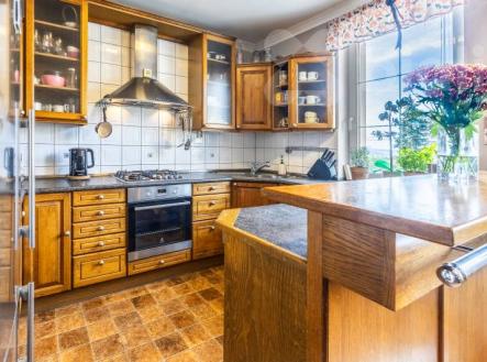 Výjimečný rodinný dům 248 m2 s výnosovou restaurací- Praha 8, Kobylisy | Prodej - dům/vila, 247 m²