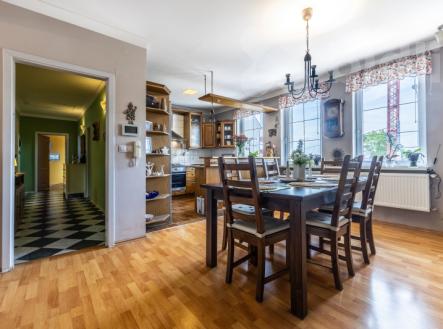 Výjimečný rodinný dům 248 m2 s výnosovou restaurací- Praha 8, Kobylisy | Prodej - dům/vila, 247 m²