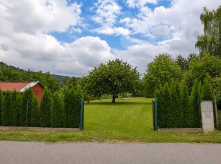 Stavební pozemek 1198 m2 s chatou a garáží, Truskovice | Prodej - pozemek pro bydlení, 1 198 m²