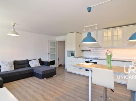 Kuchyně s obyvacím pokojem v patře | Prodej - dům/vila, 418 m²