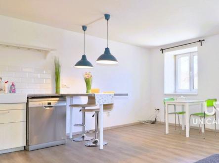 prodej-vicegeneracni-zemedelske-usedlosti-cikov-u-velke-bitese-okres-trebic-kuchyne-s-obyvacim-84644 | Prodej - dům/vila, 418 m²