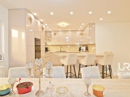 Jídelní a kuchyňská část bungalovu (2) | Prodej - dům/vila, 230 m²