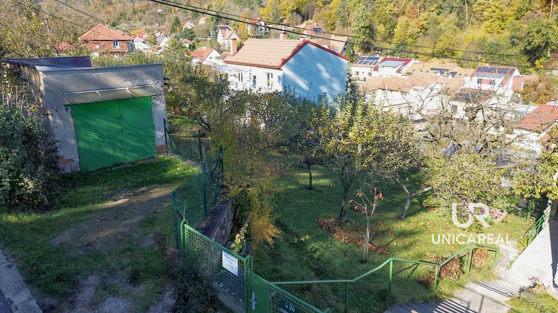 Garáž pozemek