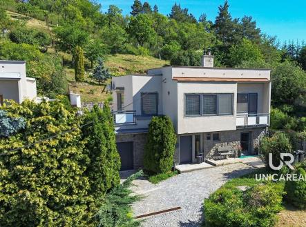 pohled na dům z ulice | Prodej - dům/vila, 220 m²
