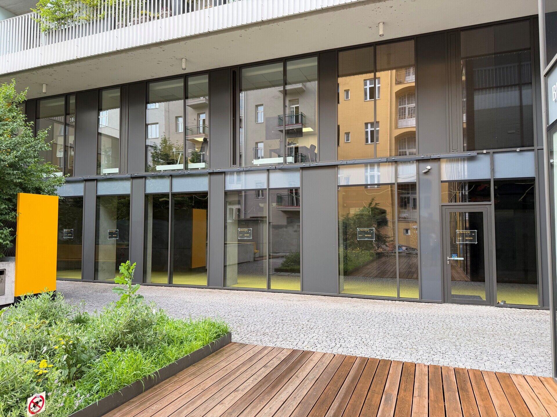 Pronájem luxusního obchodního prostoru v Karolina Plazza