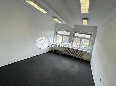 Pronájem - kanceláře, 484 m²