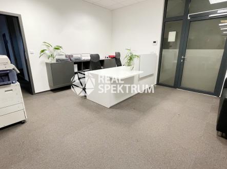 Pronájem - kanceláře, 404 m²