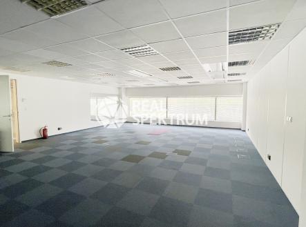 Pronájem - kanceláře, 304 m²