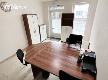 pronajem-obchodniho-prostoru-20-m2-v-brne-u-zastavky-mhd-na-ulici-valcharska (1) | Pronájem - kanceláře, 24 m²