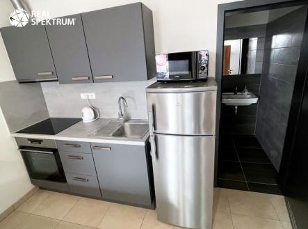 pronajem-obchodniho-prostoru-20-m2-v-brne-u-zastavky-mhd-na-ulici-valcharska (3) | Pronájem - kanceláře, 24 m²
