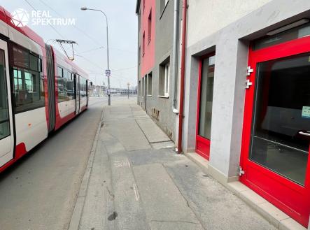 pronajem-obchodniho-prostoru-20-m2-v-brne-u-zastavky-mhd-na-ulici-valcharska (4) | Pronájem - kanceláře, 24 m²