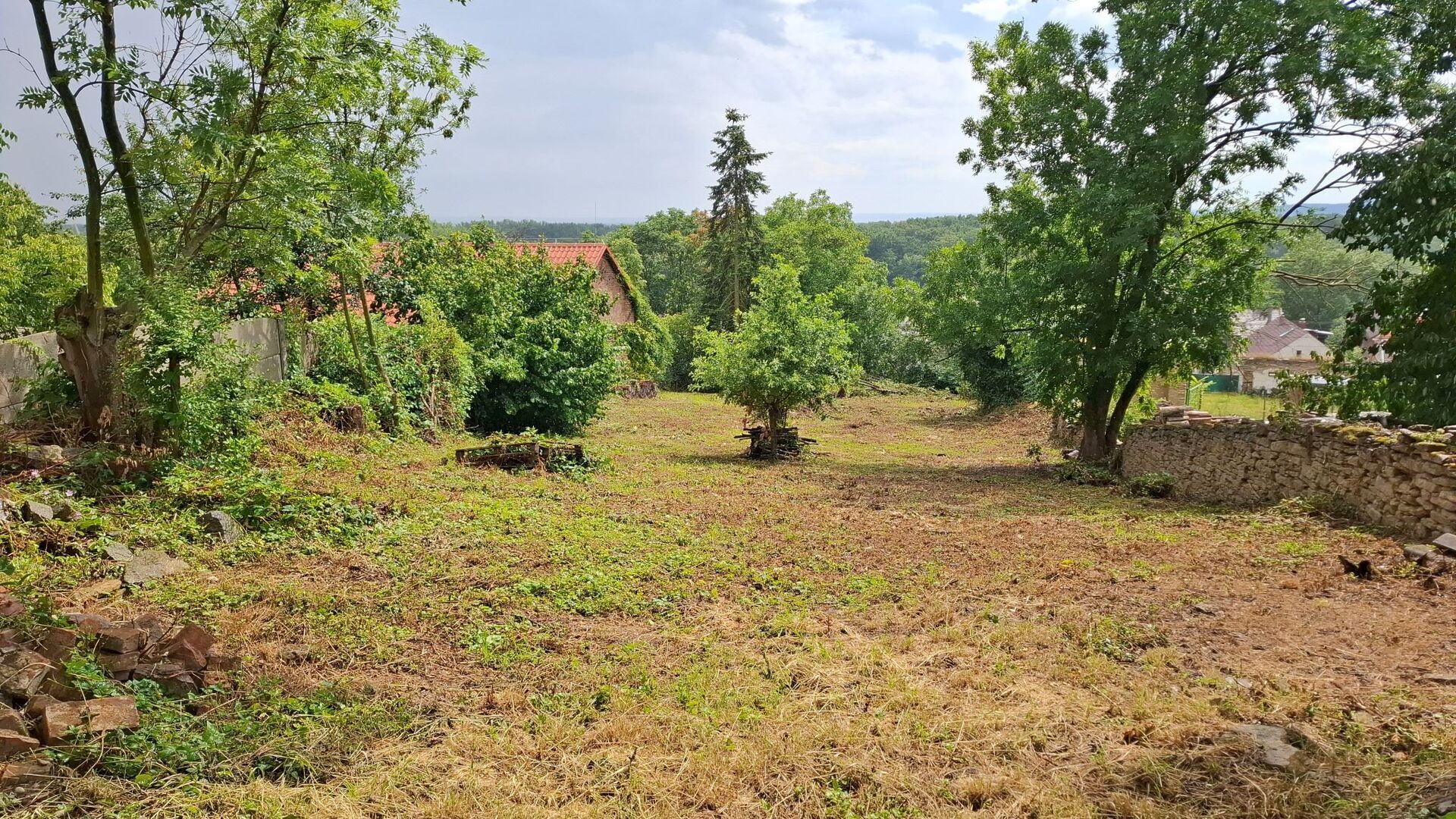 Pozemek 812 m2 s projektem pro stavební povolení, Týnec nad Labem - Lžovice