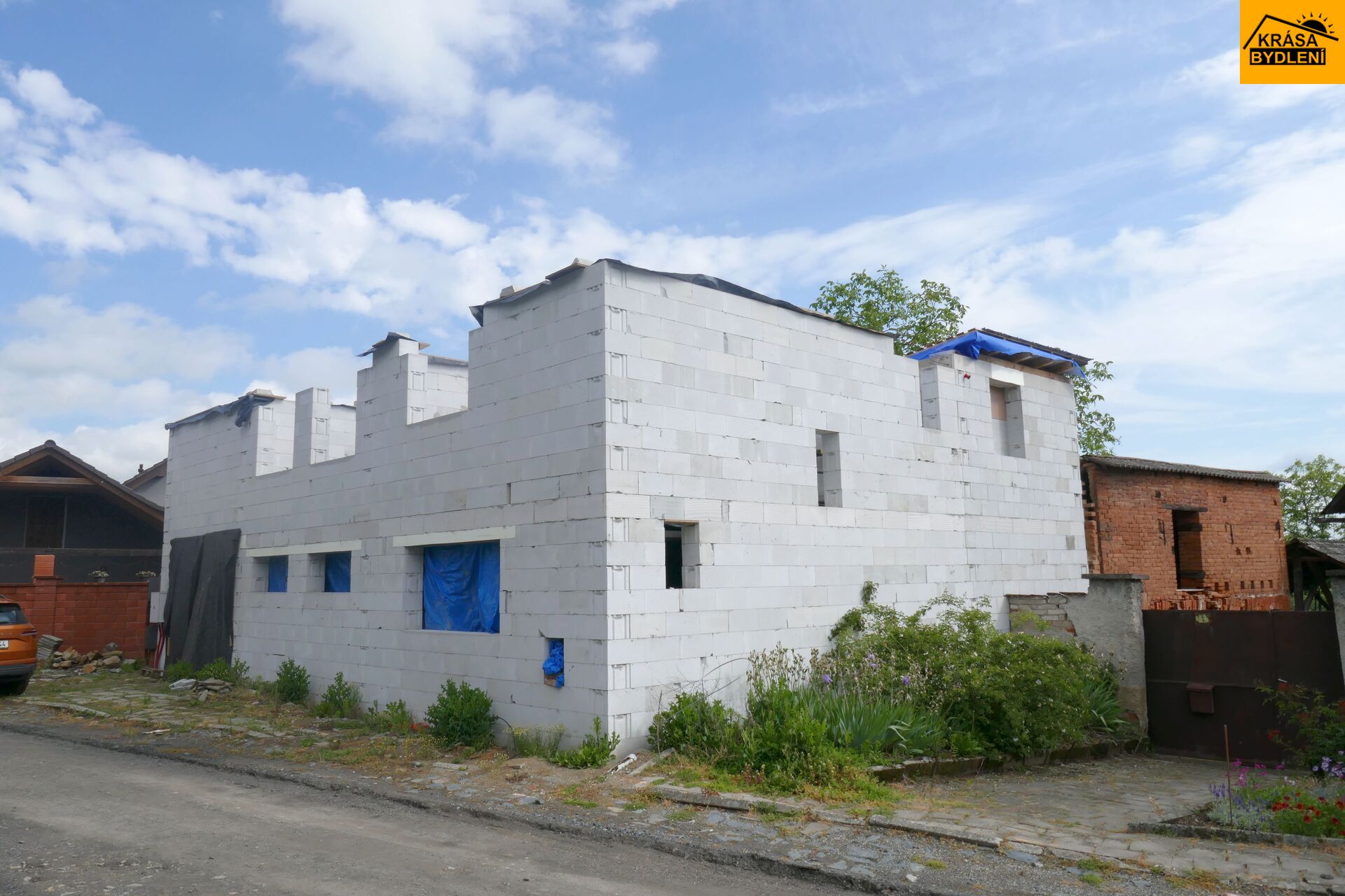 Prodej hrubé stavby 4+kk s garáží v Charvátech, Čertoryje
