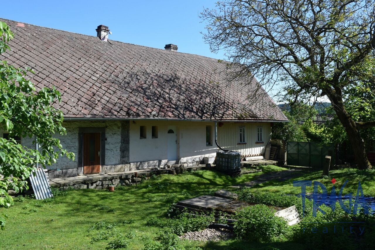 Bílá Třemešná - Dům se dvěma stodolami a pastvinami