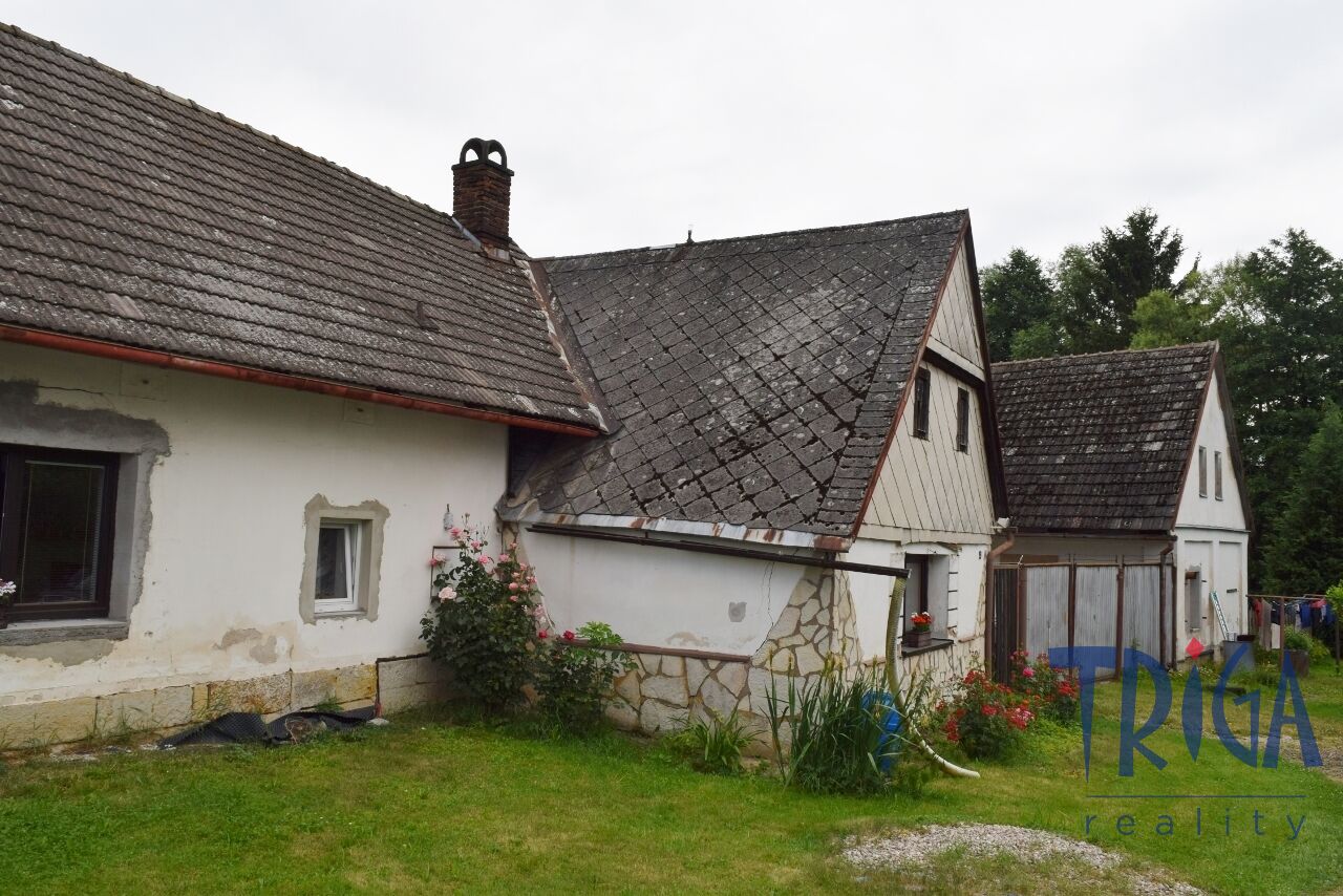 Litíč - rodinný dům se stodolami v Nouzově u Velichovek