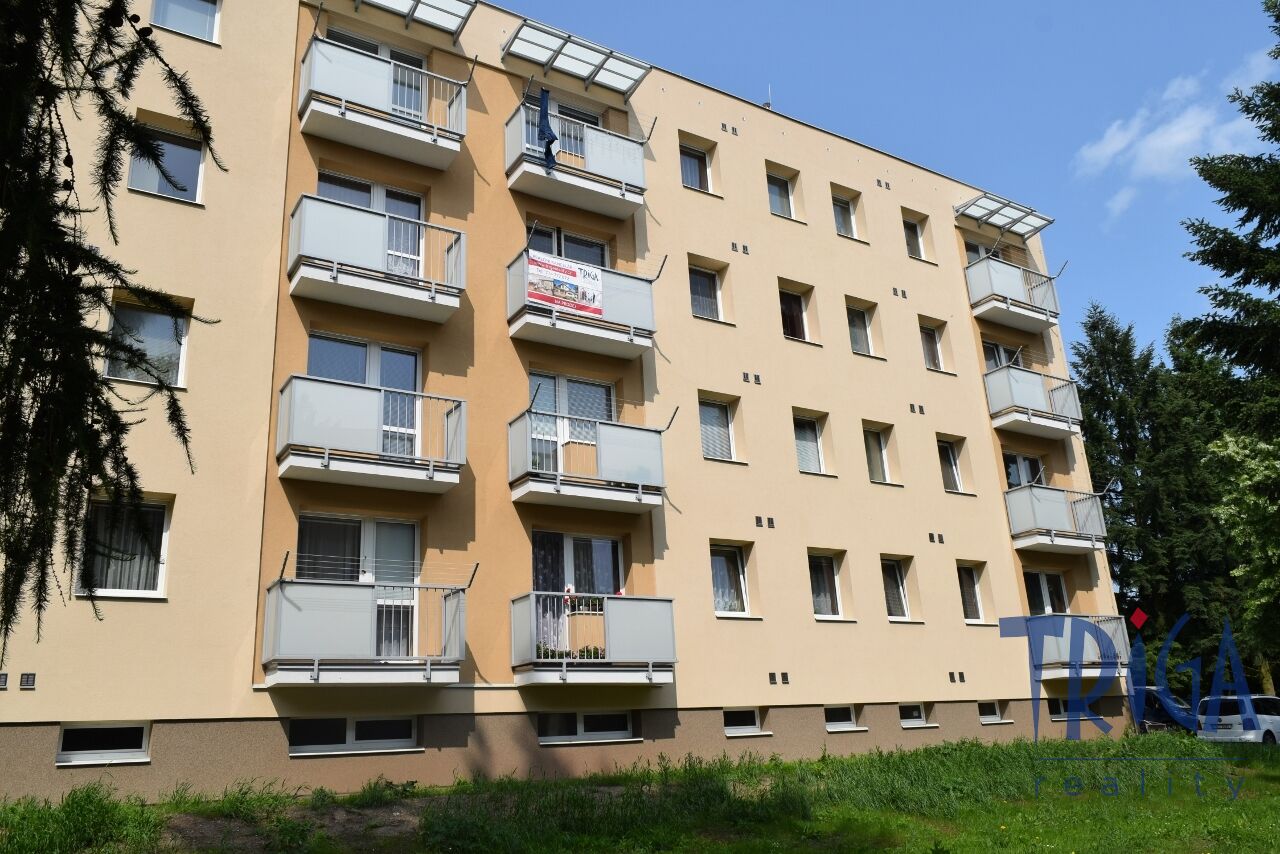 Dvůr Králové n. L. - cihlový byt 3+1 se dvěma balkóny a komorou