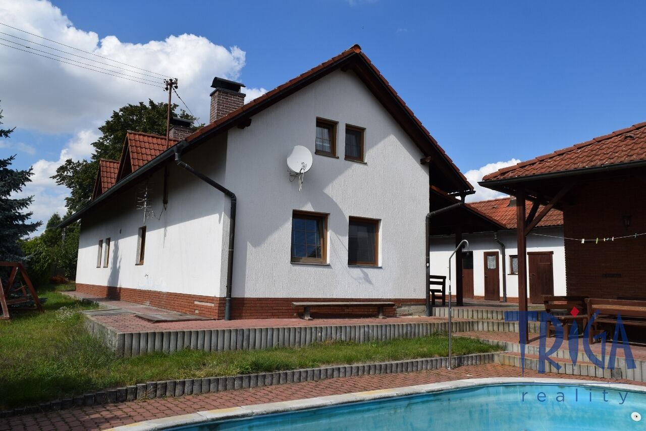 Kasalice - Dvougenerační rodinný dům s pergolou, bazénem a garáží