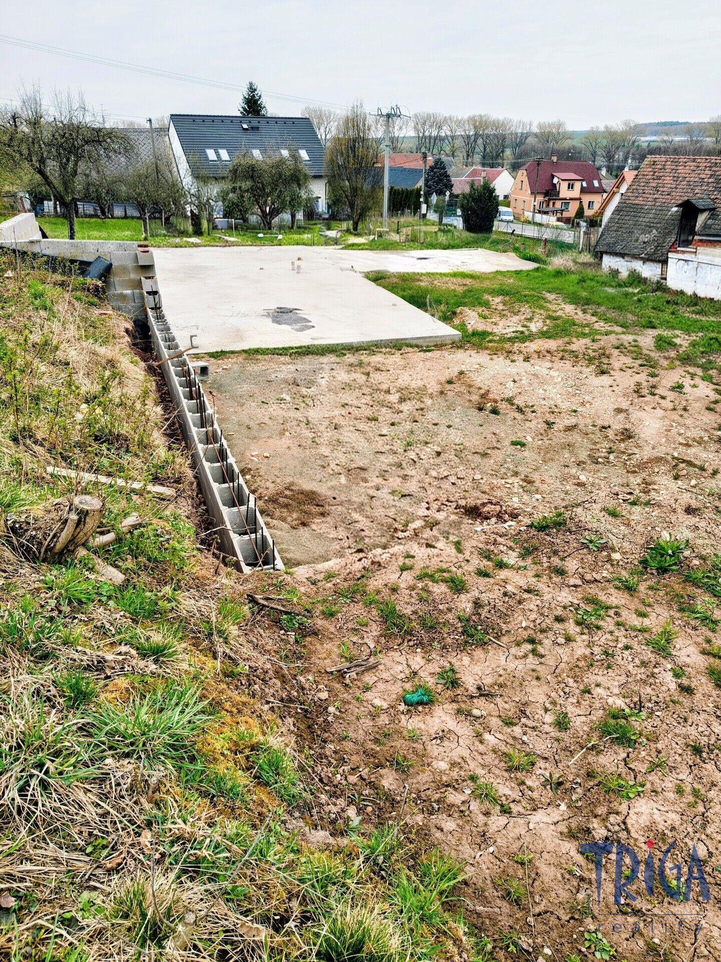 Říkov - Stavební pozemek se základovou deskou