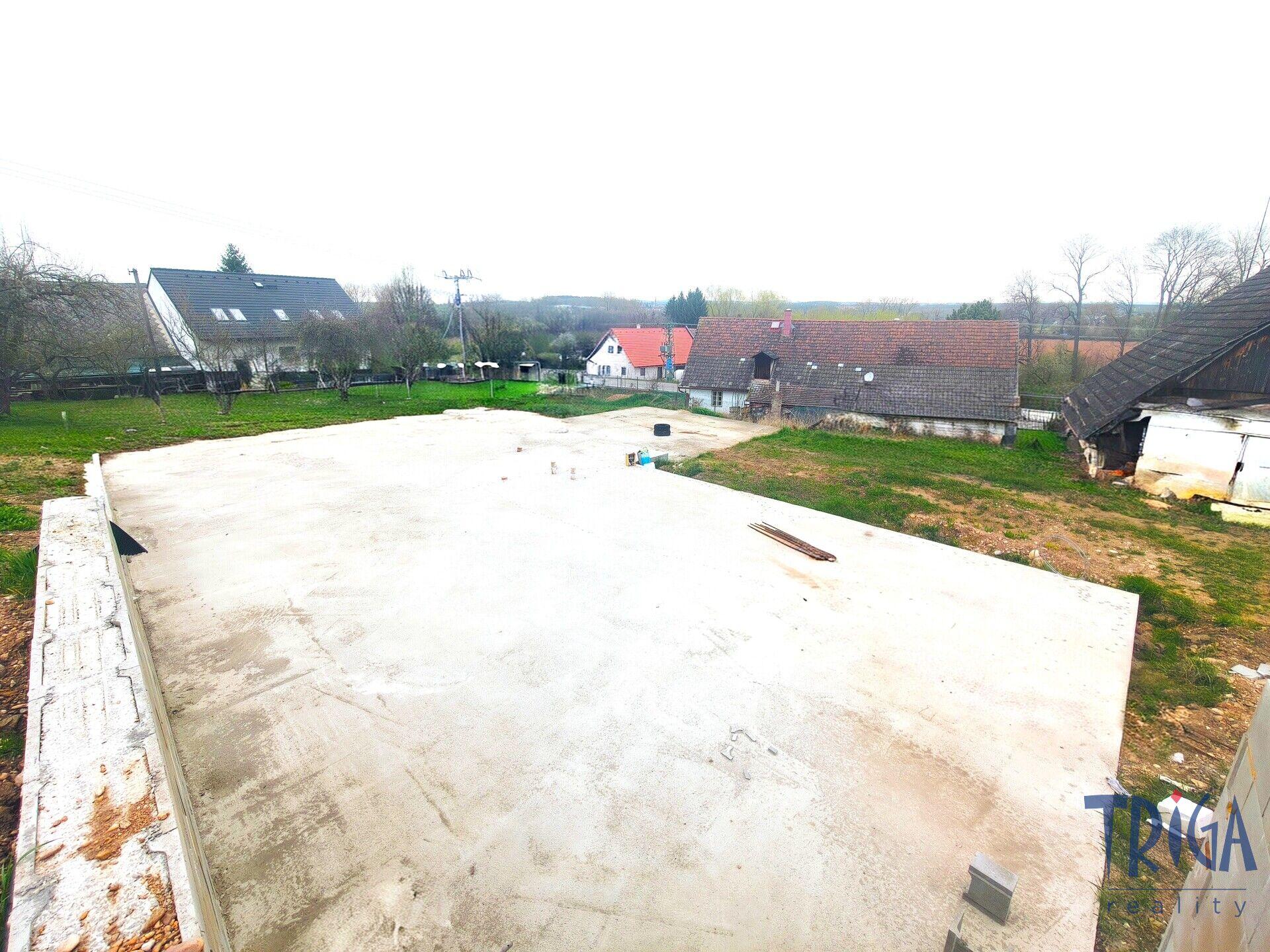 Říkov - Stavební pozemek se základovou deskou